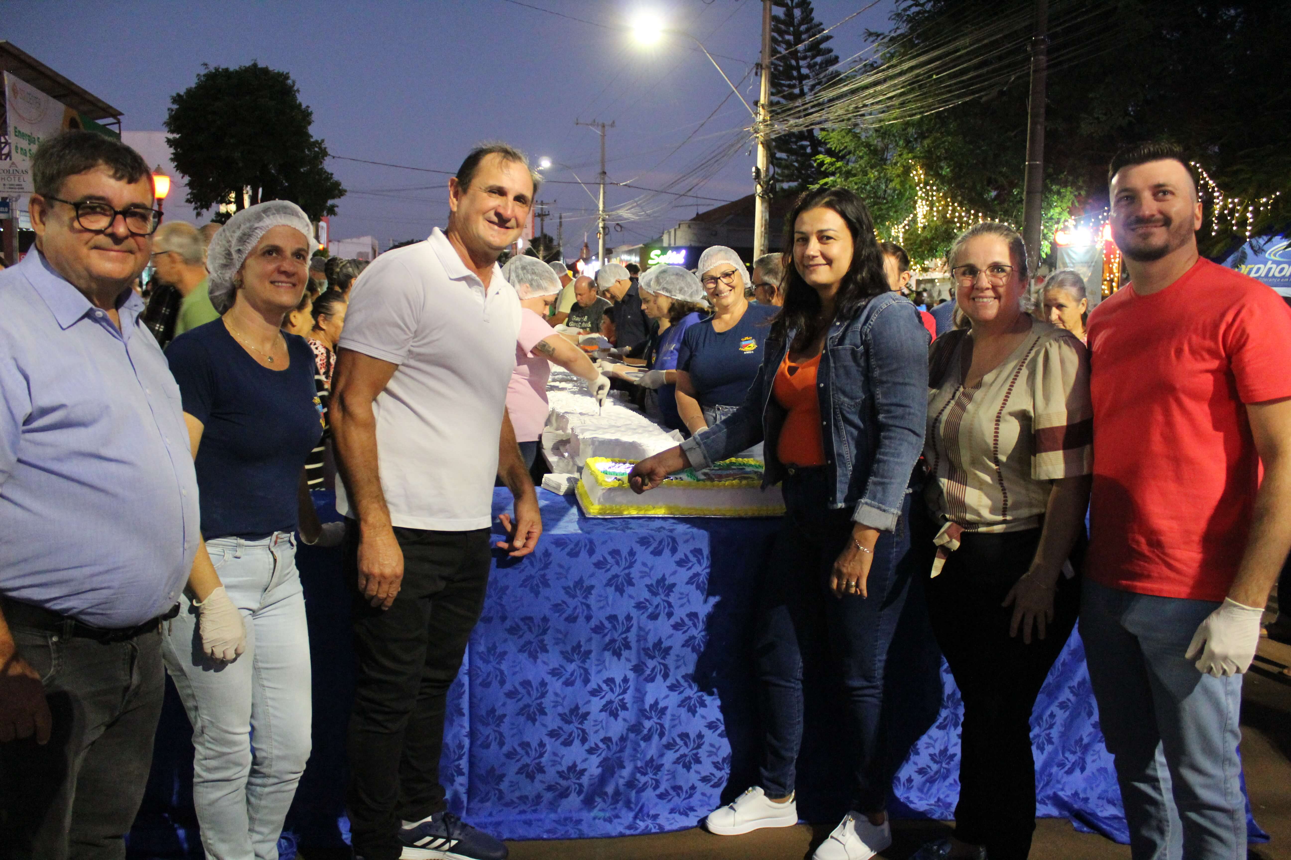 Tradicional bolo e show da Banda Nave Som marcam a festa dos 69 anos de Giruá