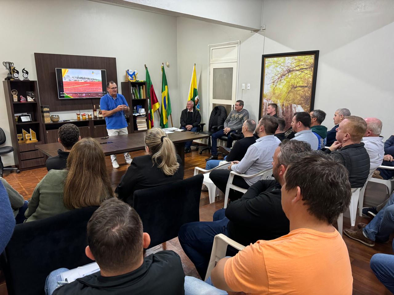 <p><span style="font-size: medium;">Mais de R$ 2,8 milh&otilde;es em investimento de obras tem contrato assinado pelo Executivo Municipal e mais uma empresa confirma investimento em Giru&aacute;</span></p>