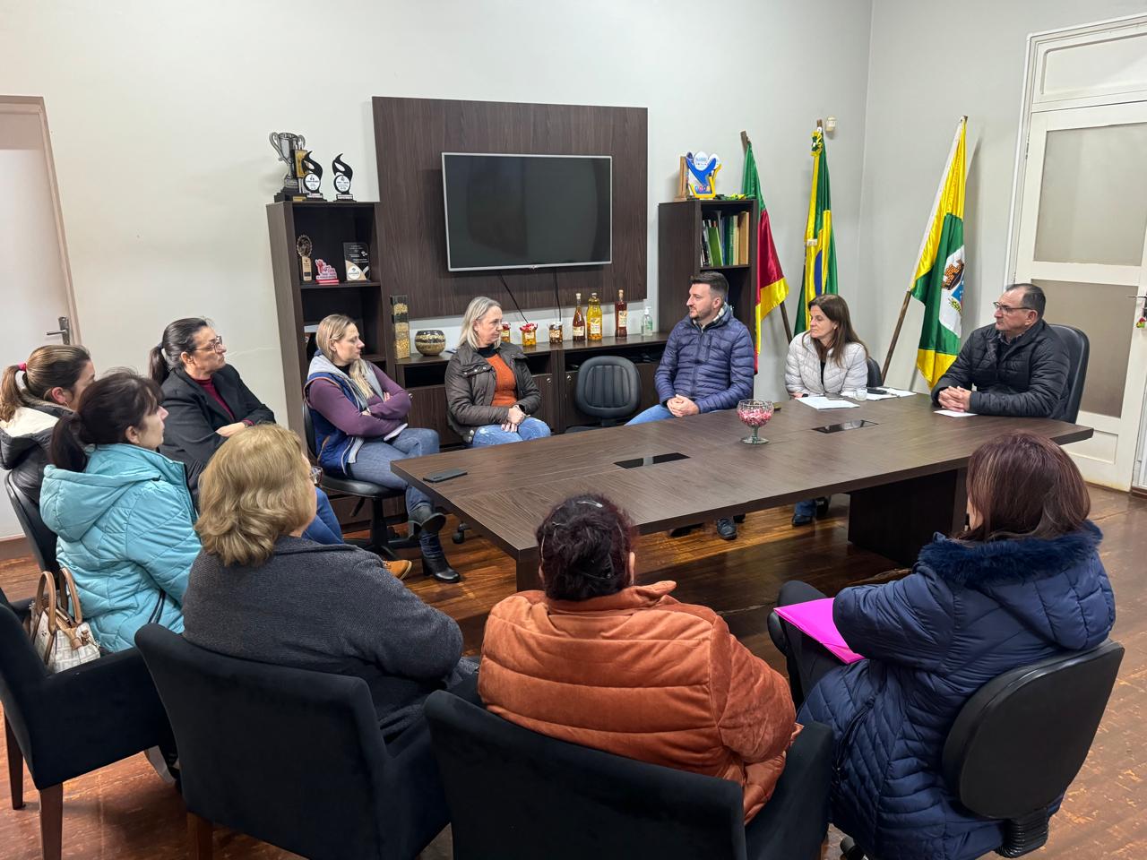 <p><strong>Reuni&atilde;o entre Governo Municipal e dirigentes das escolas da Rede Municipal de Ensino tem como pauta a seguran&ccedil;a nos educand&aacute;rios</strong></p>