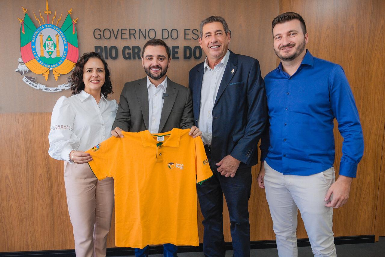 Convites para a 15ª Feira do Butiá são oficialmente entregues na capital gaúcha