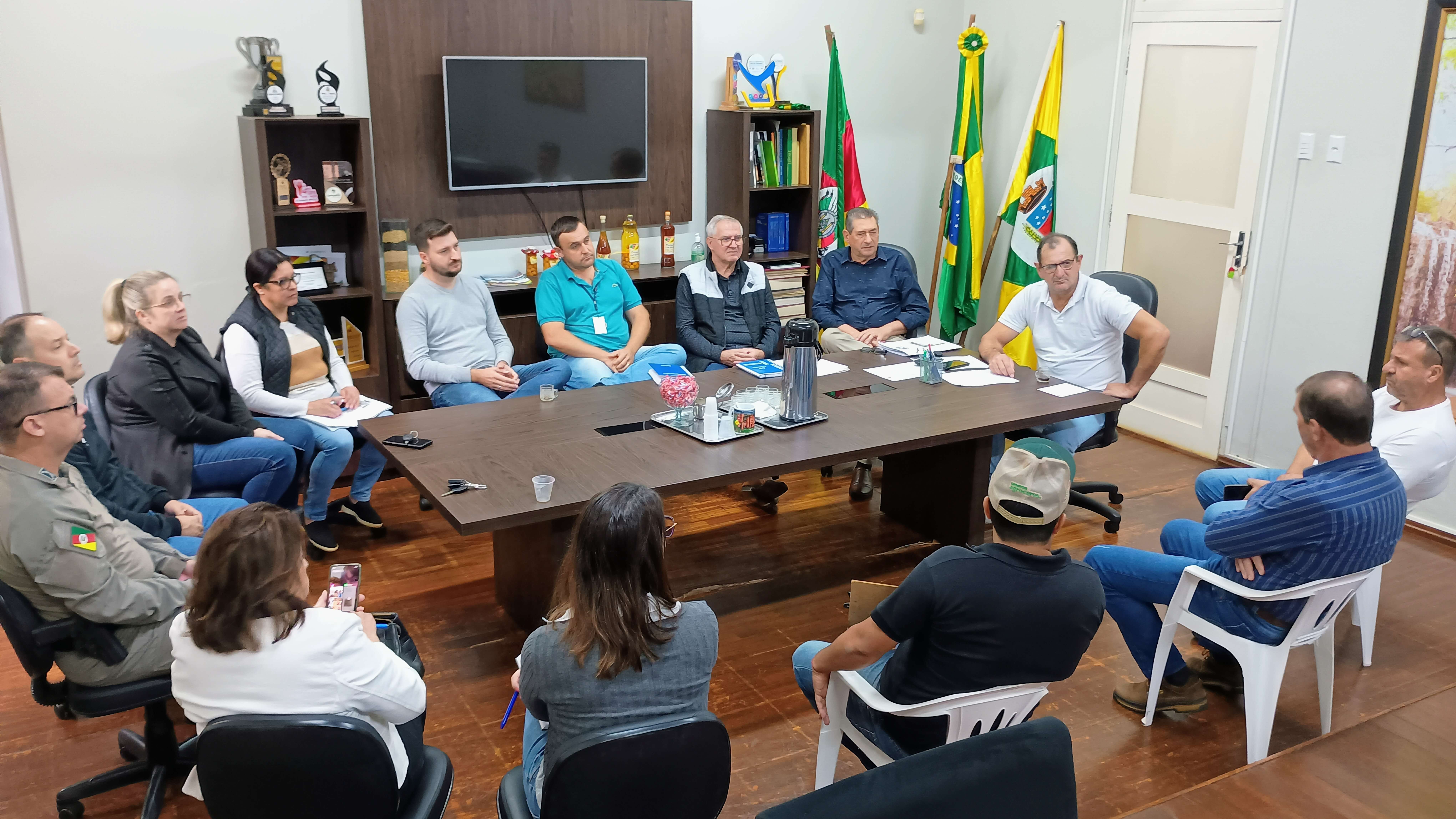 <p><strong>Executivo re&uacute;ne autoridades e lideran&ccedil;as para tra&ccedil;ar a&ccedil;&otilde;es para ajudar a popula&ccedil;&atilde;o afetada pelas fortes chuvas</strong></p>