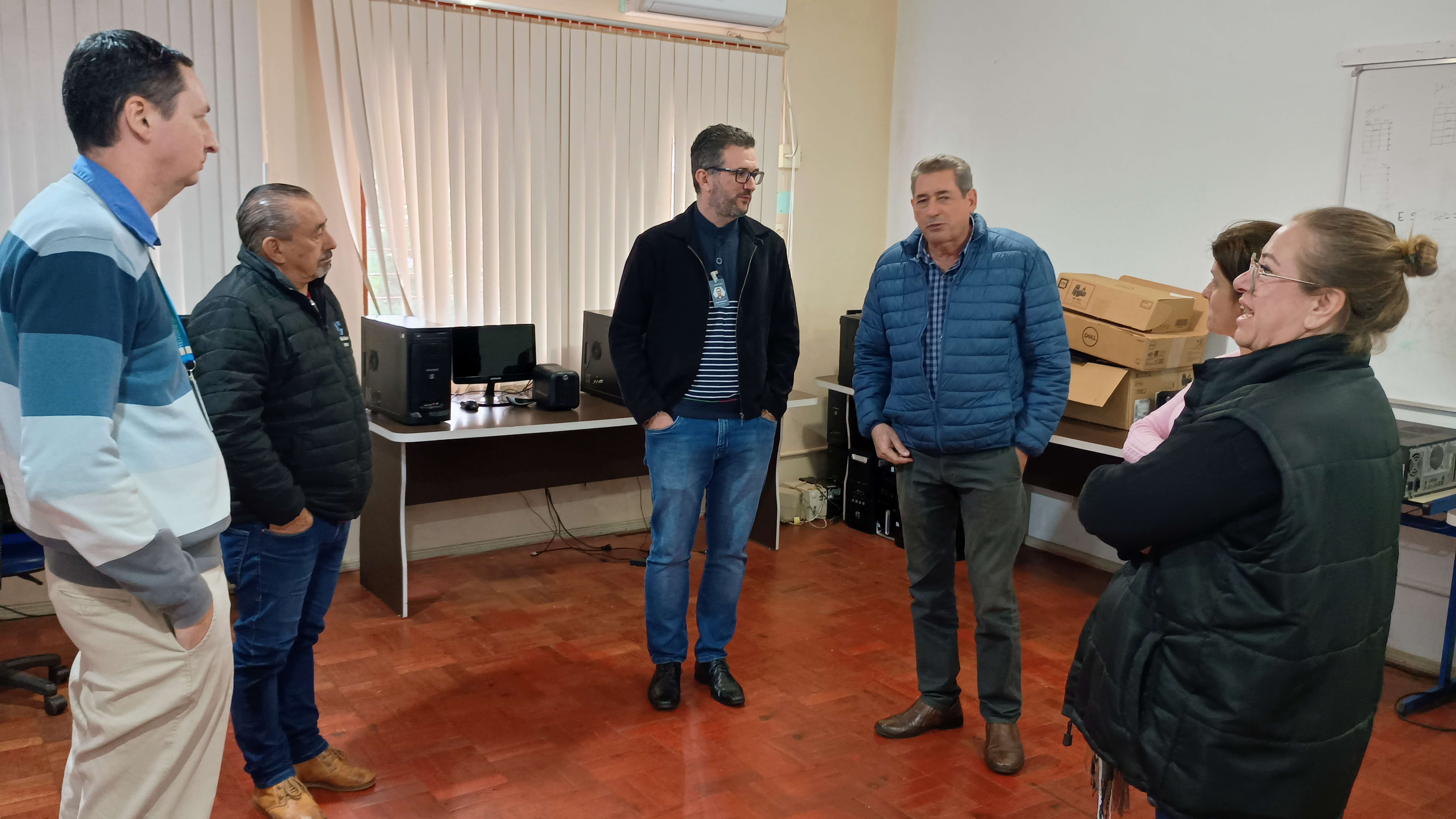 <p><strong>Ag&ecirc;ncia do Banrisul de Giru&aacute; doa 12 computadores para a Secretaria Municipal de Trabalho e Cidadania</strong></p>