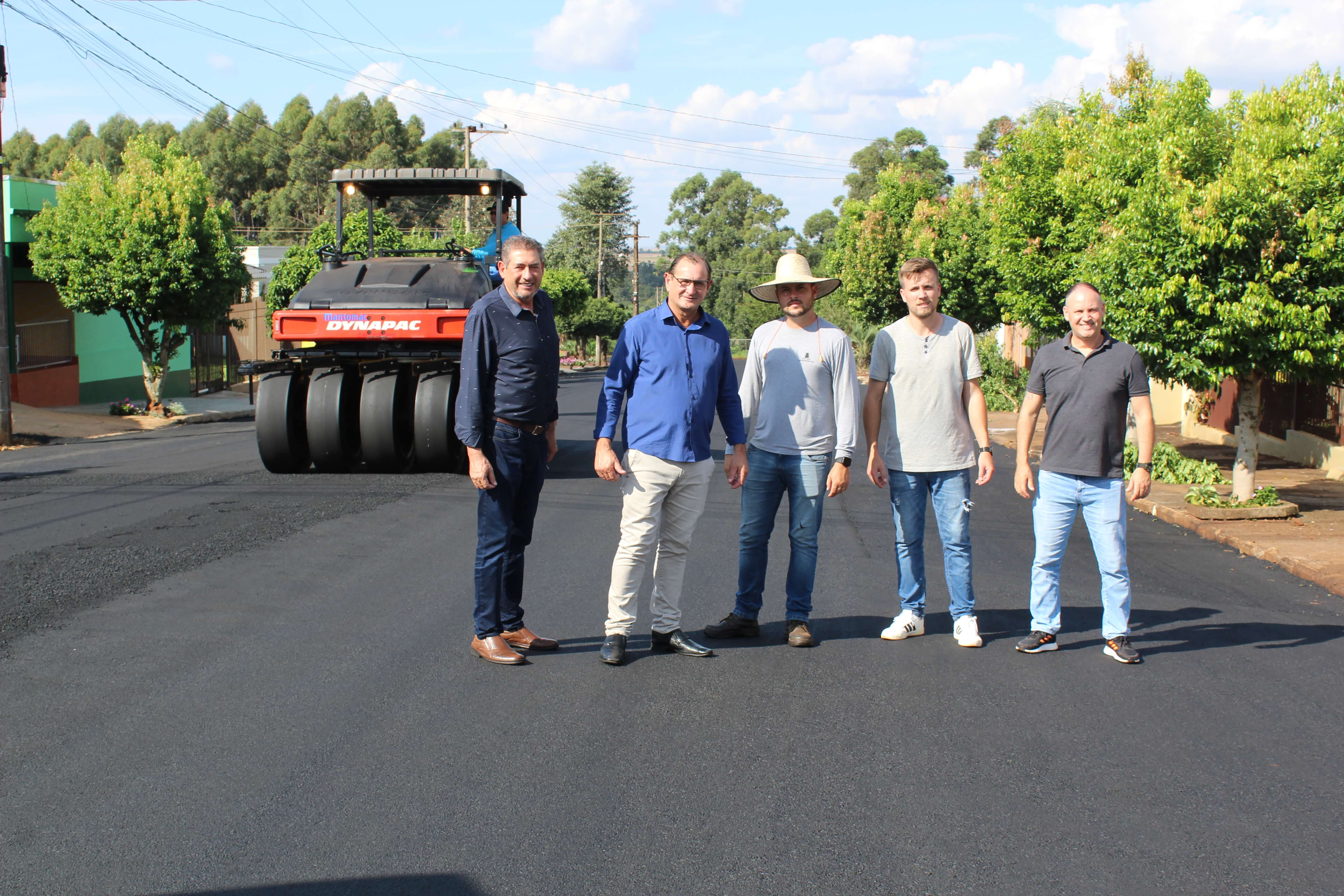 <p>Governo Municipal segue dando continuidade nas obras de pavimenta&ccedil;&atilde;o asf&aacute;ltica no munic&iacute;pio</p>