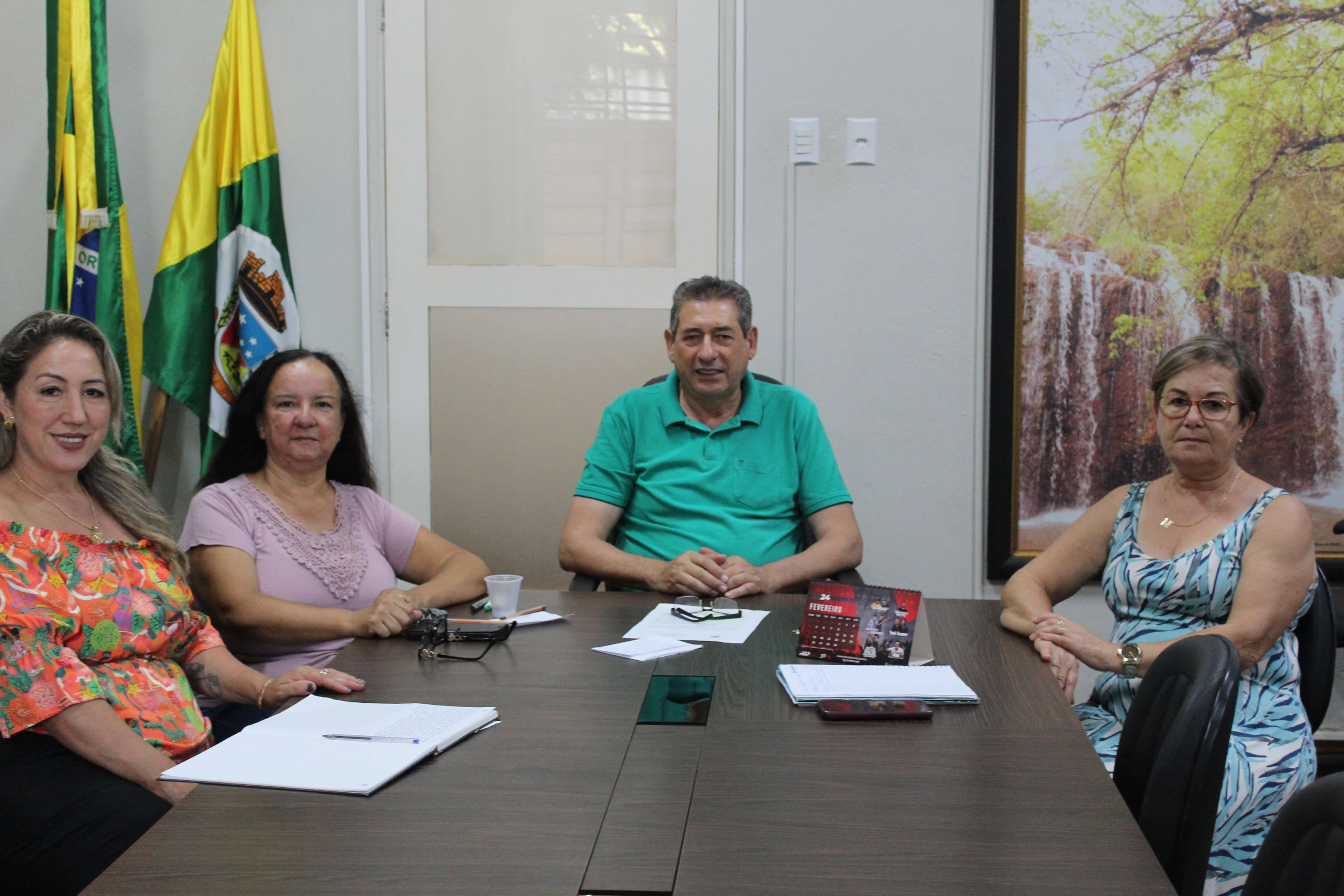 Prefeito em exercício recebe presidência de grupos de terceira idade 