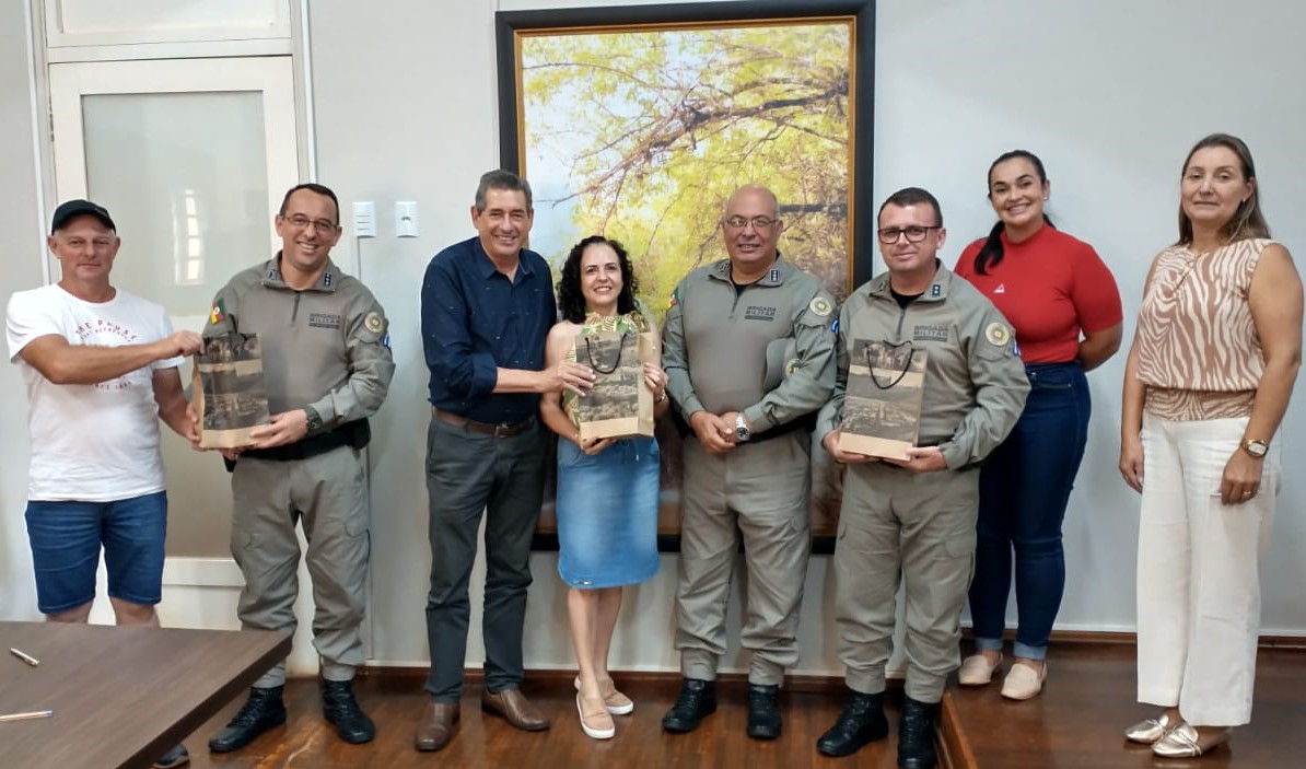 Executivo Municipal e presidência da Feira do Butiá em reunião com o comando da Brigada Militar