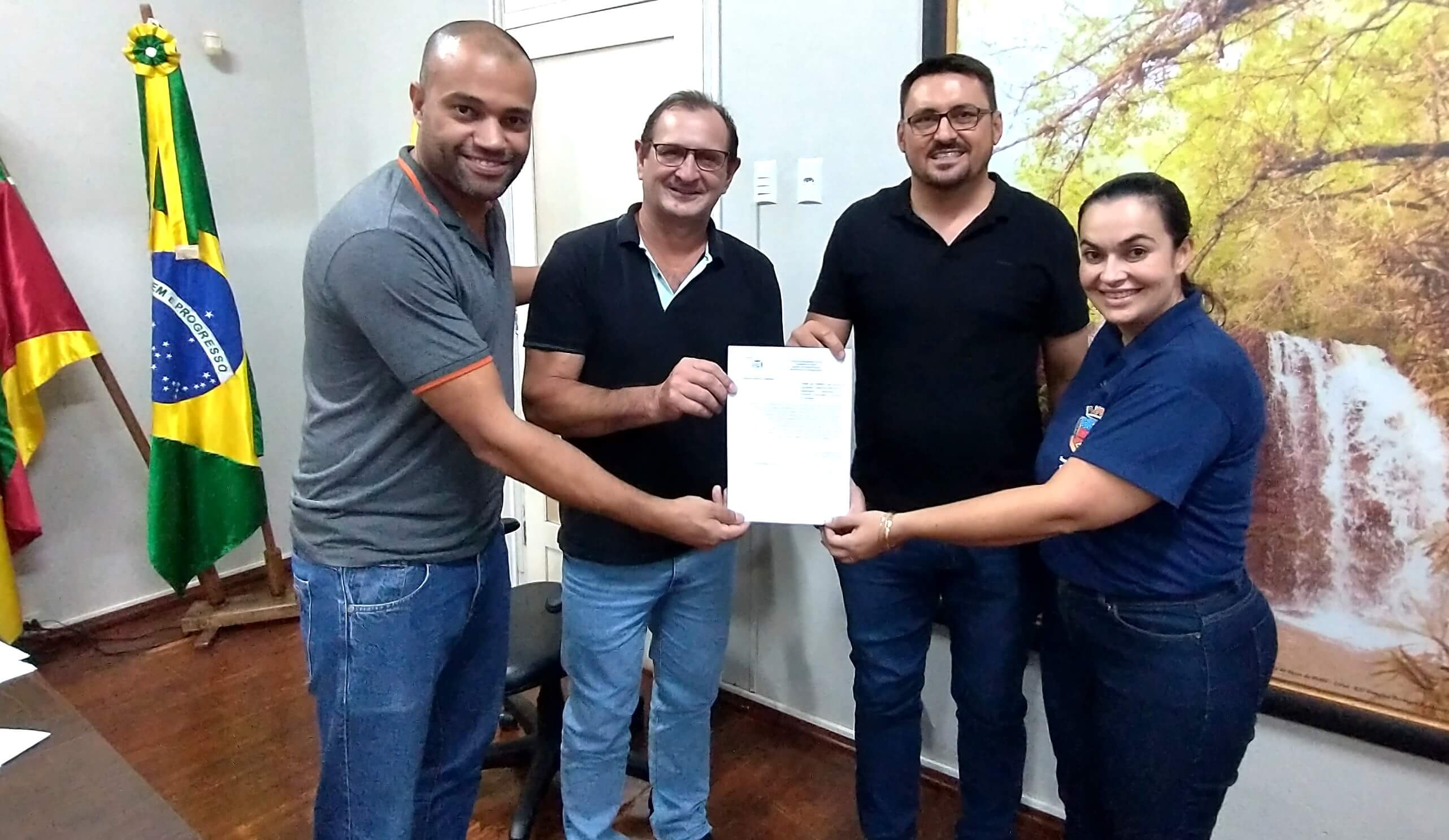 Executivo Municipal assina termo de fomento contemplando a Escolinha infantil do Giruá Futsal