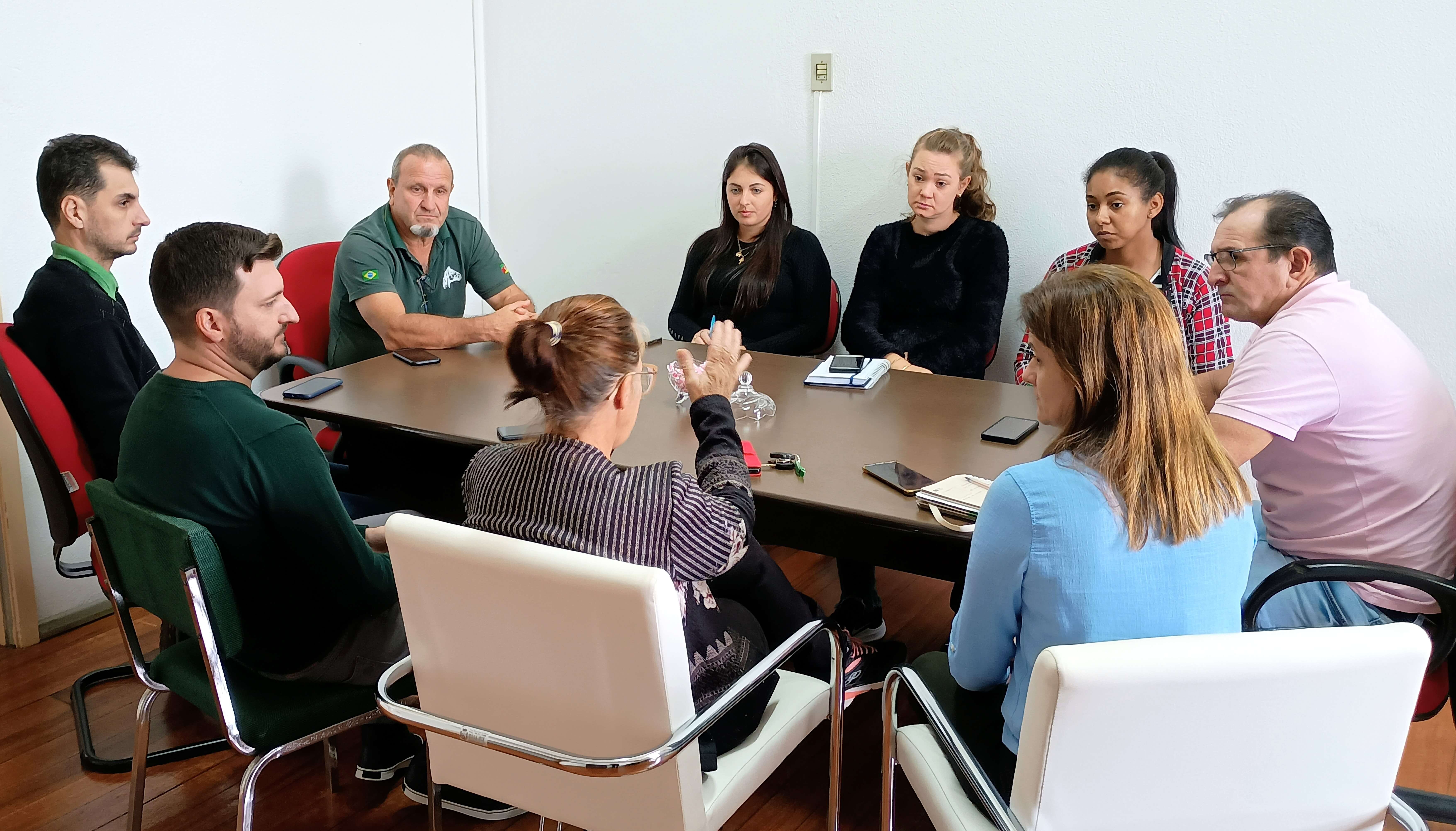 <p>Governo Municipal promove a&ccedil;&atilde;o de conscientiza&ccedil;&atilde;o e busca parcerias para implementar recolhimento de lixo seletivo no interior do munic&iacute;pio</p>