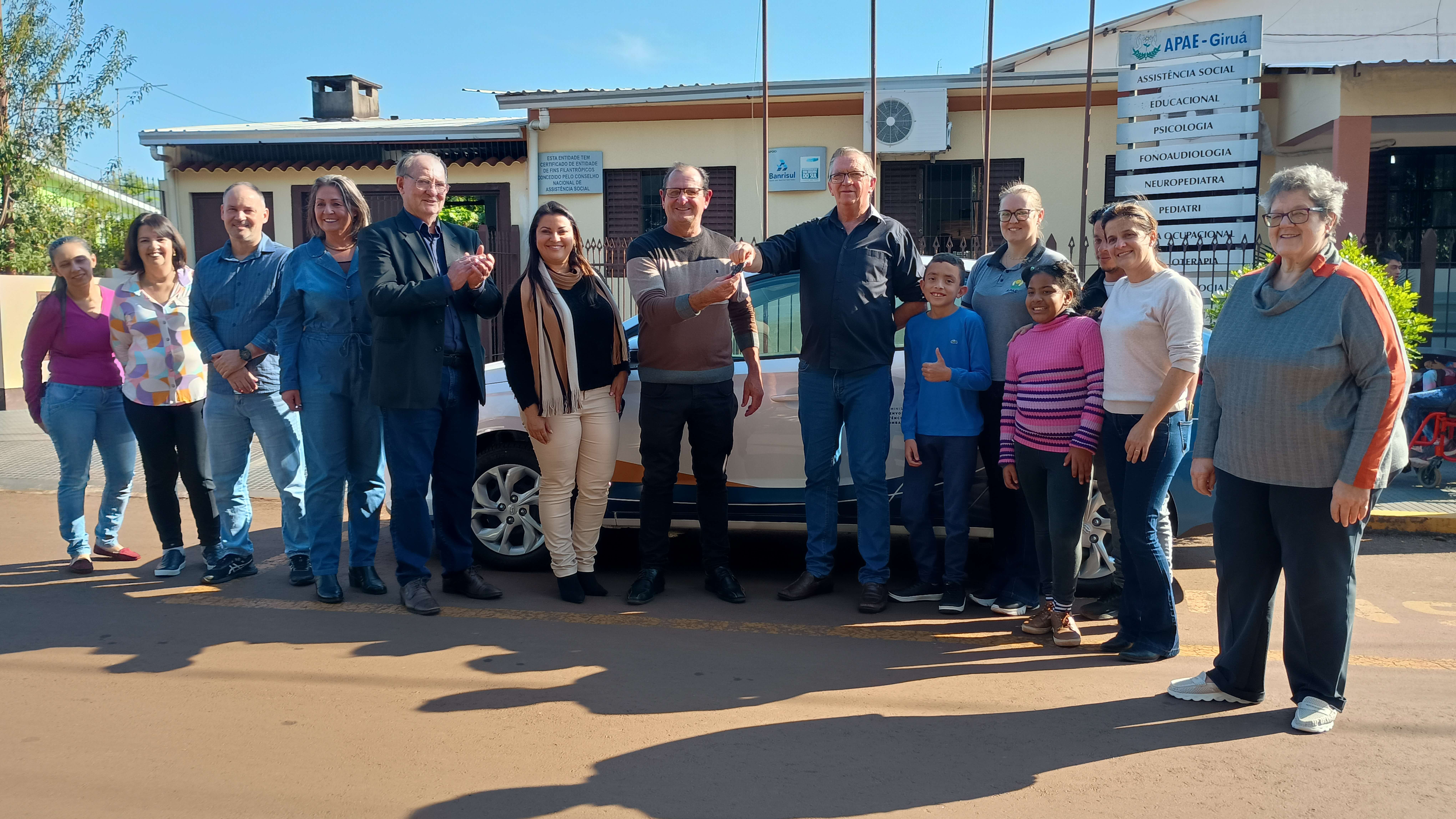<p align="justify">Governo Municipal realiza entrega de novo ve&iacute;culo para uso da Apae de Giru&aacute;</p>