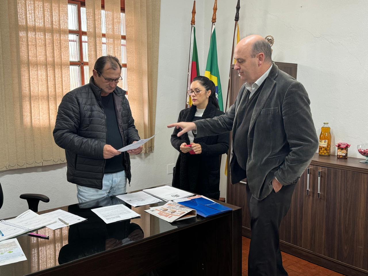 <p align="center"><strong>Governo Municipal firma Termo Aditivo ao conv&ecirc;nio protocolado com a Caixa na concess&atilde;o de cr&eacute;dito consignado aos servidores. </strong></p>
<p align="center">&nbsp;</p>