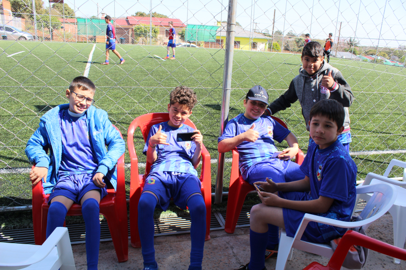 Prefeitura adquire uniformes para alunos do “Futsal Crescer Para o Esporte”