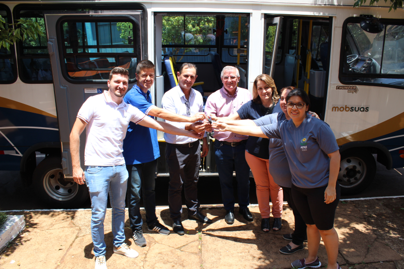 Prefeito Ruben destina ônibus novo para atender pessoas com necessidades especiais