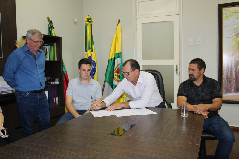 Prefeito Ruben assina Ordem de início de serviço de 16 mil m² de pavimentação