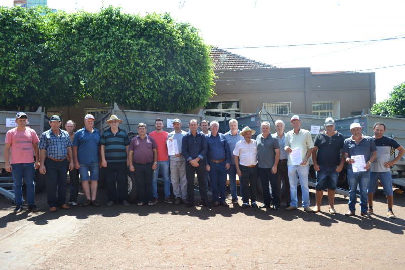 Com a entrega de mais 10 carretões, Prefeitura amplia ajuda à produtores de Giruá