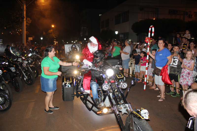 Chegada do Papai Noel surpreende comunidade giruaense