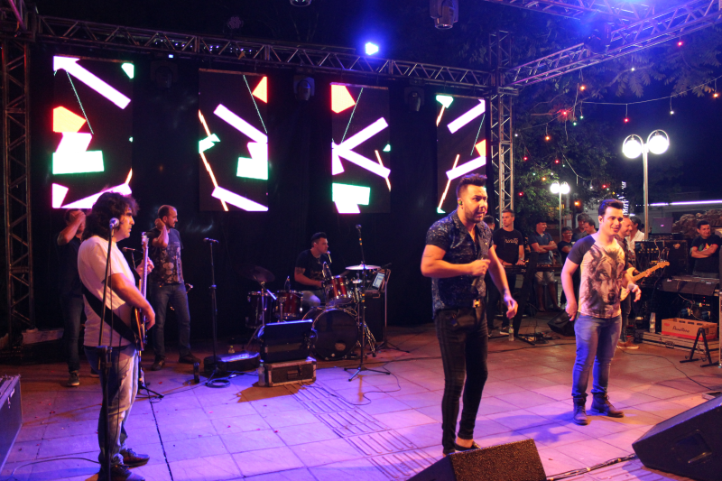 Show de bandas e aniversário do Brique da Praça reúne milhares de giruaenses