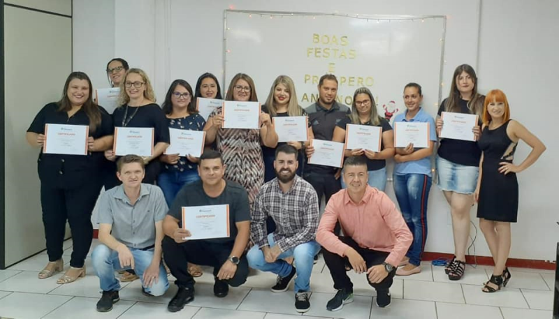 Trabalho e Cidadania forma mais 15 alunos no curso de cabeleireiro