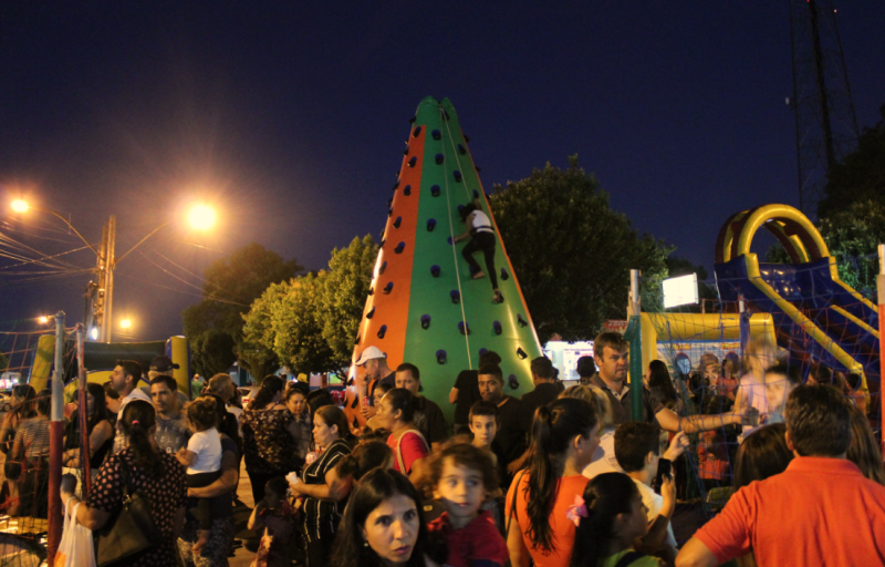 Presentes, brinquedos e lanche para celebrar o Natal Comunitário