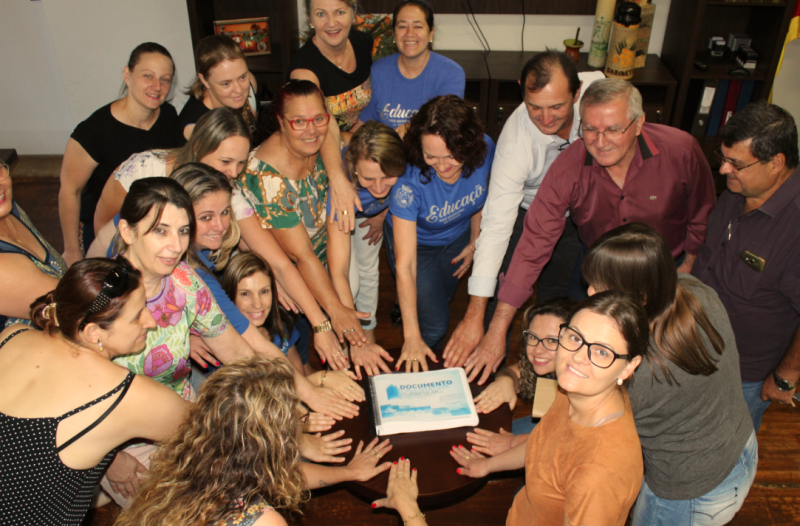 Conselho Municipal de Educação realiza entrega oficial do Documento Orientador Curricular do Território de Giruá.