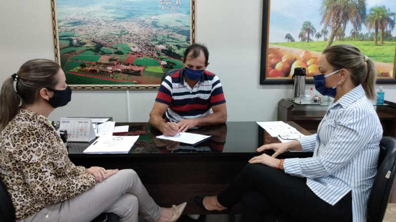  Prefeitura envia PL que prevê antecipação de 50% do 13º salário dos servidores para maio