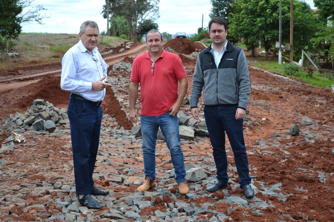 Prefeito, Vice e Secretário realizaram vistorias em obras de pavimentação