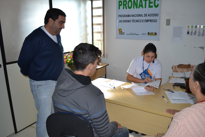 Cursos de operador de caixa e de computador inciaram na Secretaria do Traba