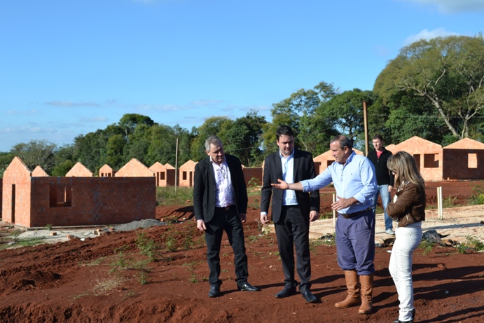 EQUIPES EM AÇÃO NA CONSTRUÇÃO DAS MORADIAS NO BAIRRO SANTO ANTÔNIO