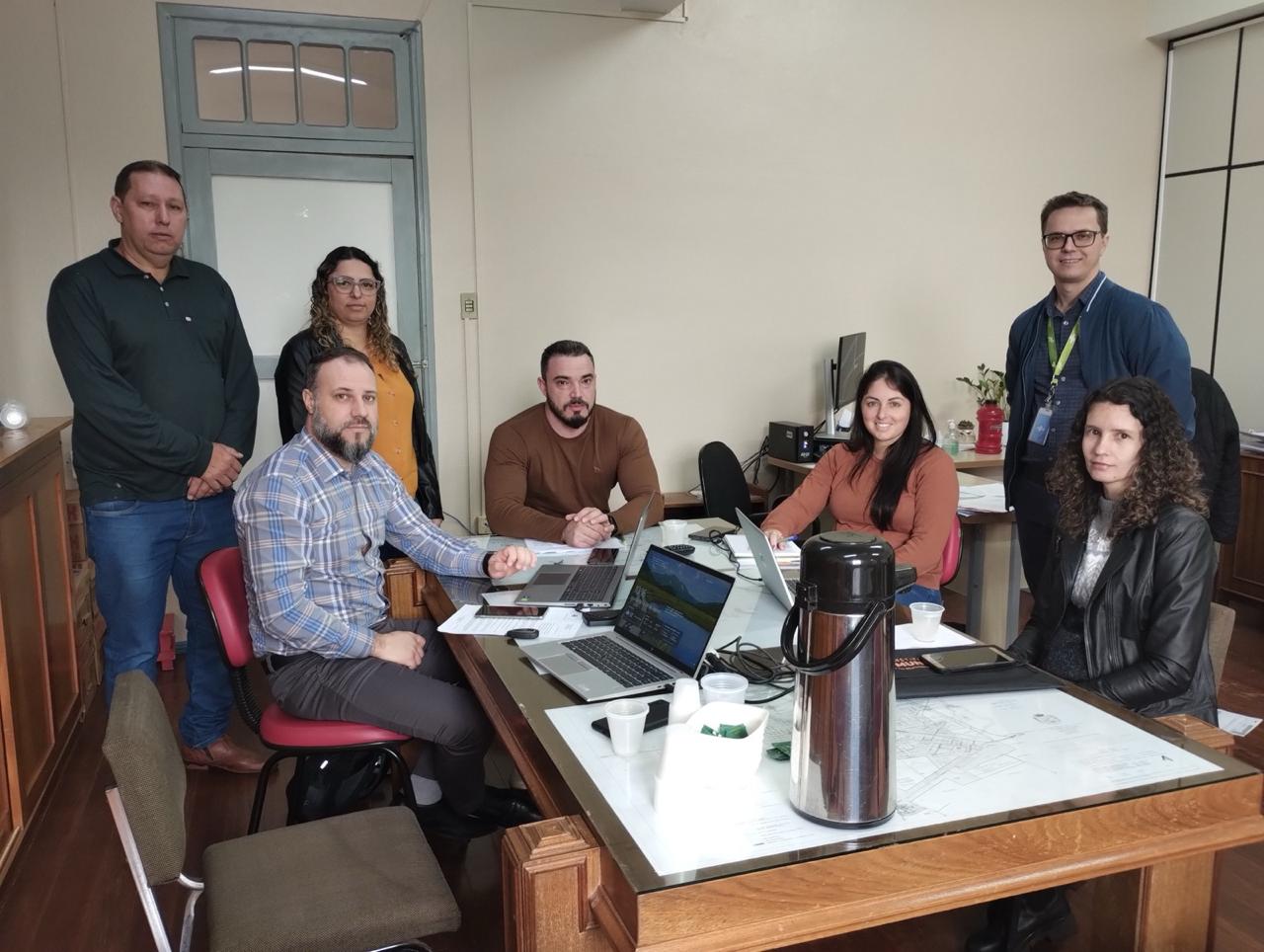 <p style="text-align: left;" align="center"><strong>Governo Municipal realiza reuni&atilde;o de padroniza&ccedil;&atilde;o da implanta&ccedil;&atilde;o da Redesim em Giru&aacute;</strong></p>
<p style="text-align: left;" align="center">&nbsp;</p>