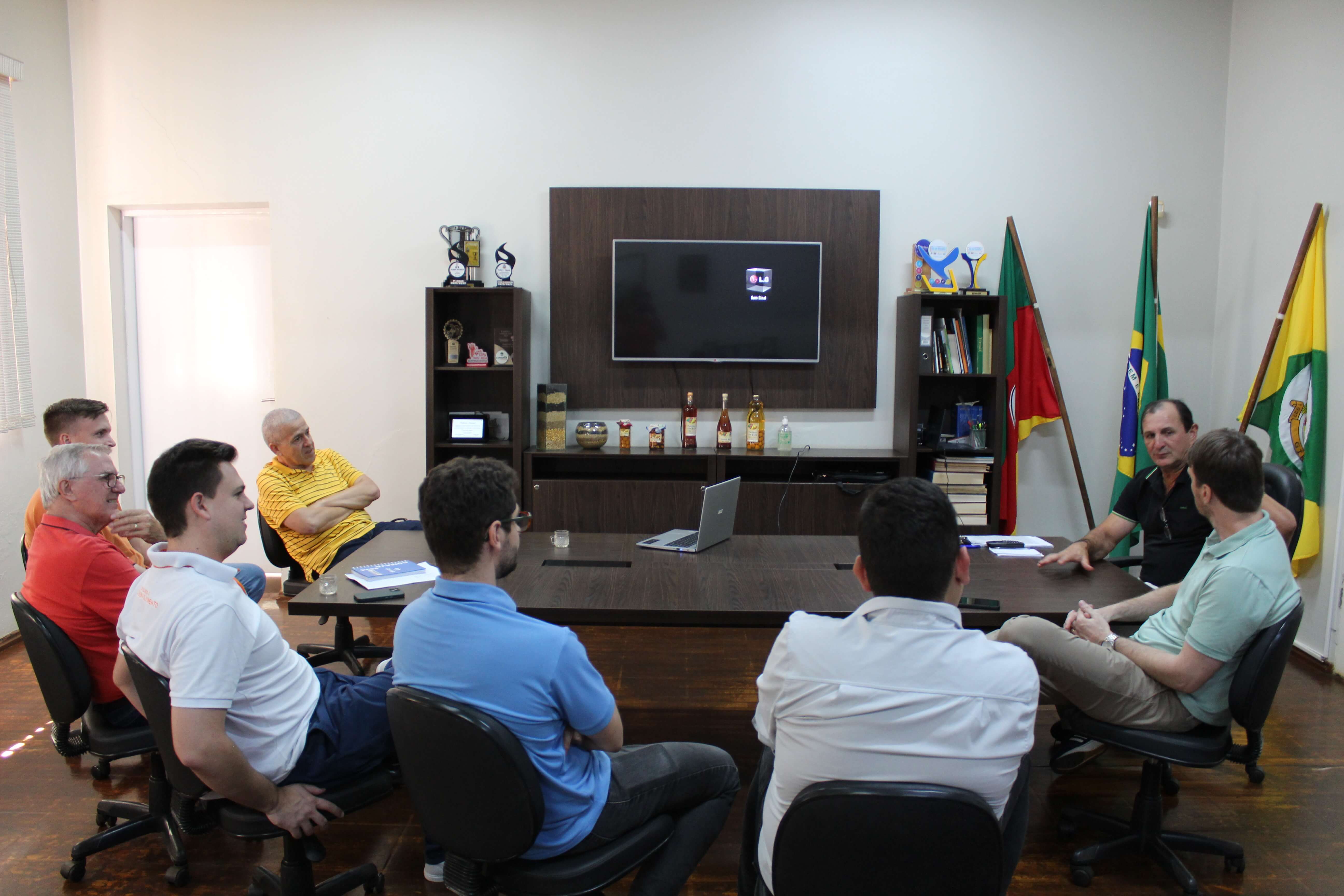 <p><strong>Governo Municipal re&uacute;ne equipe t&eacute;cnica e lideran&ccedil;as do munic&iacute;pio para deliberar sobre projeto executivo do trevo de acesso na &aacute;rea empresarial</strong></p>