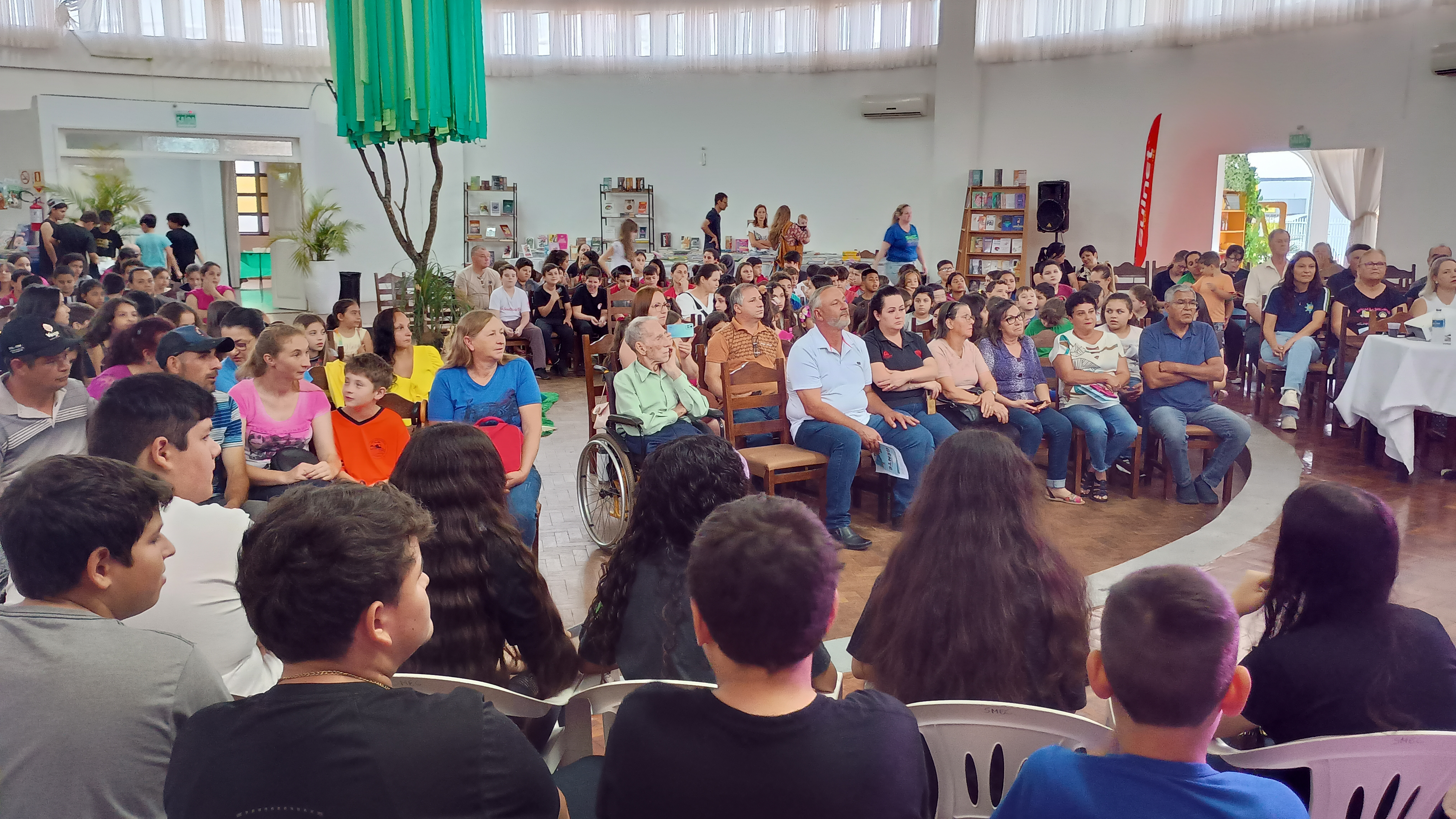 <p style="text-align: left;" align="center">Feira do Livro incentiva a leitura e supera expectativas de p&uacute;blico</p>