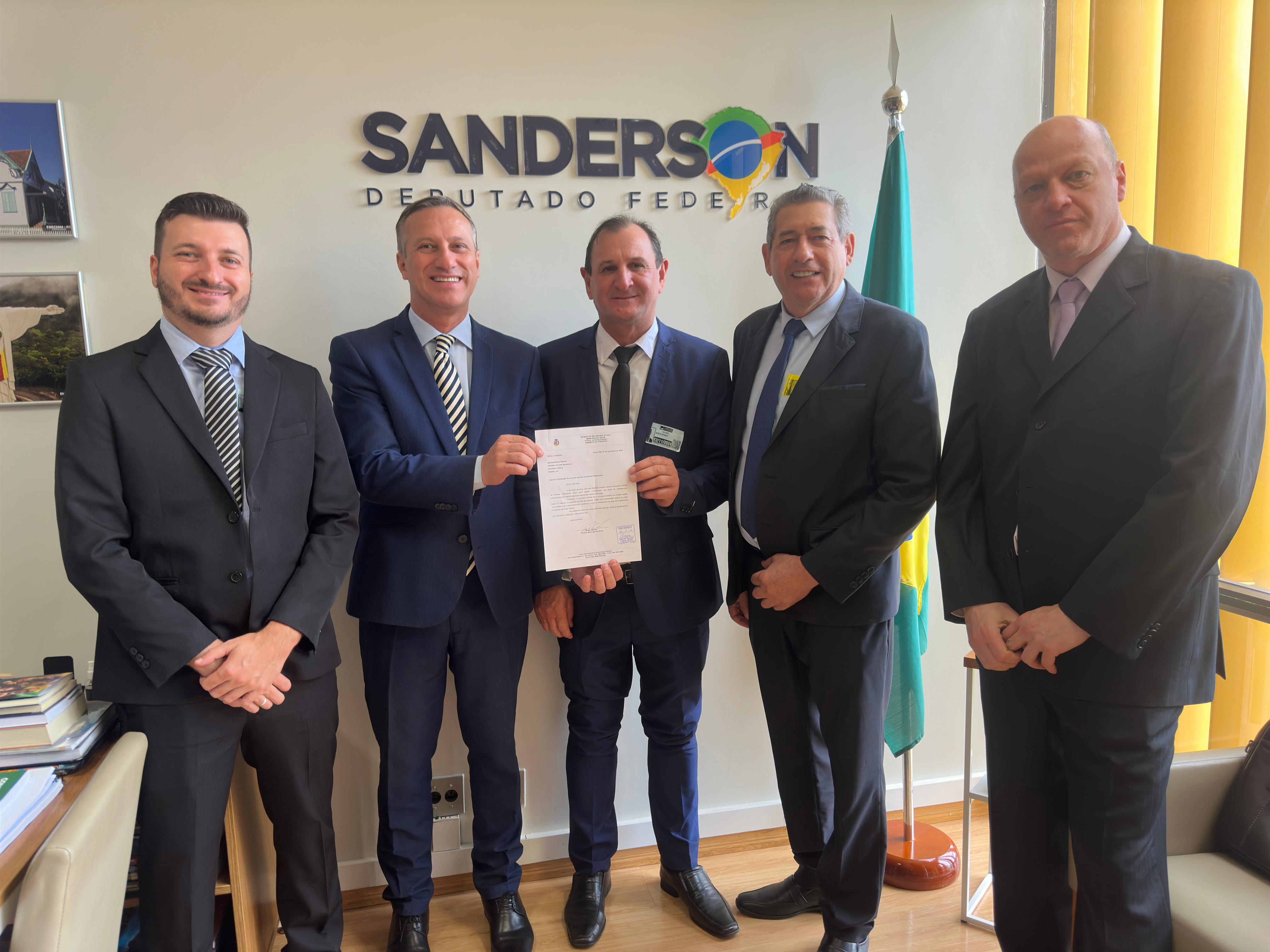 <p><strong>Comitiva giruaense esteve em Bras&iacute;lia onde pleiteou recursos para a continuidade do desenvolvimento de Giru&aacute; </strong></p>