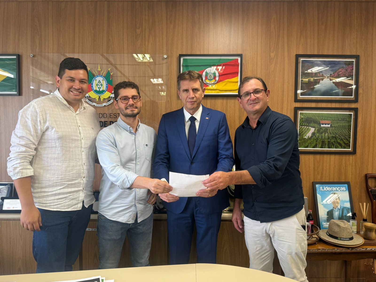<p style="text-align: left;" align="center"><span style="font-size: large;"><strong>Prefeito giruaense e presid&ecirc;ncia da ExpoGiru&aacute; 2025 cumprem agenda em Porto Alegre</strong></span></p>
<p style="text-align: left;" align="center">&nbsp;</p>