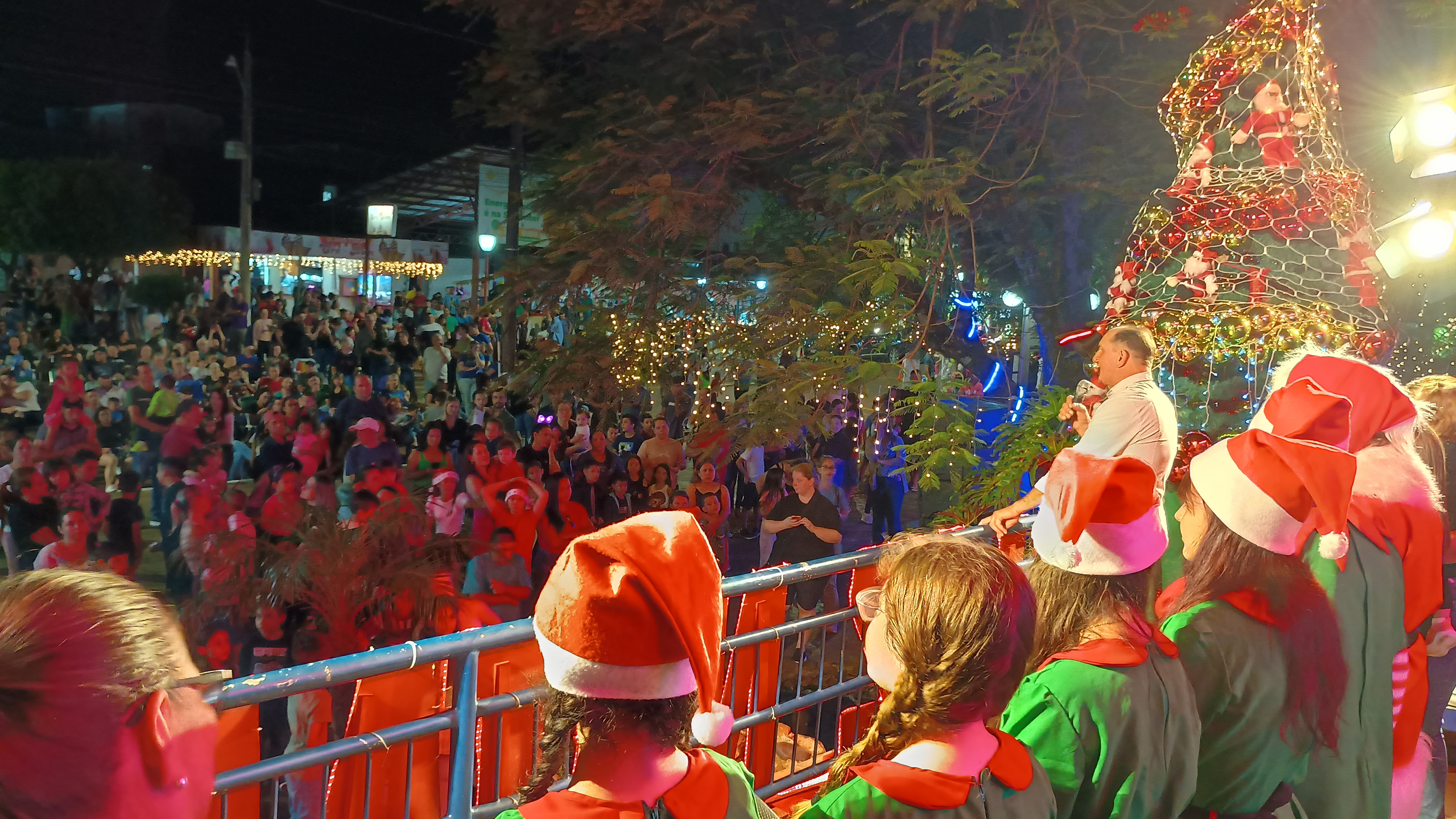 <p><span style="font-size: medium;">Abertura do Natal 2024 teve chegada do Papai Noel e show com Neg&atilde;o e Banda</span></p>