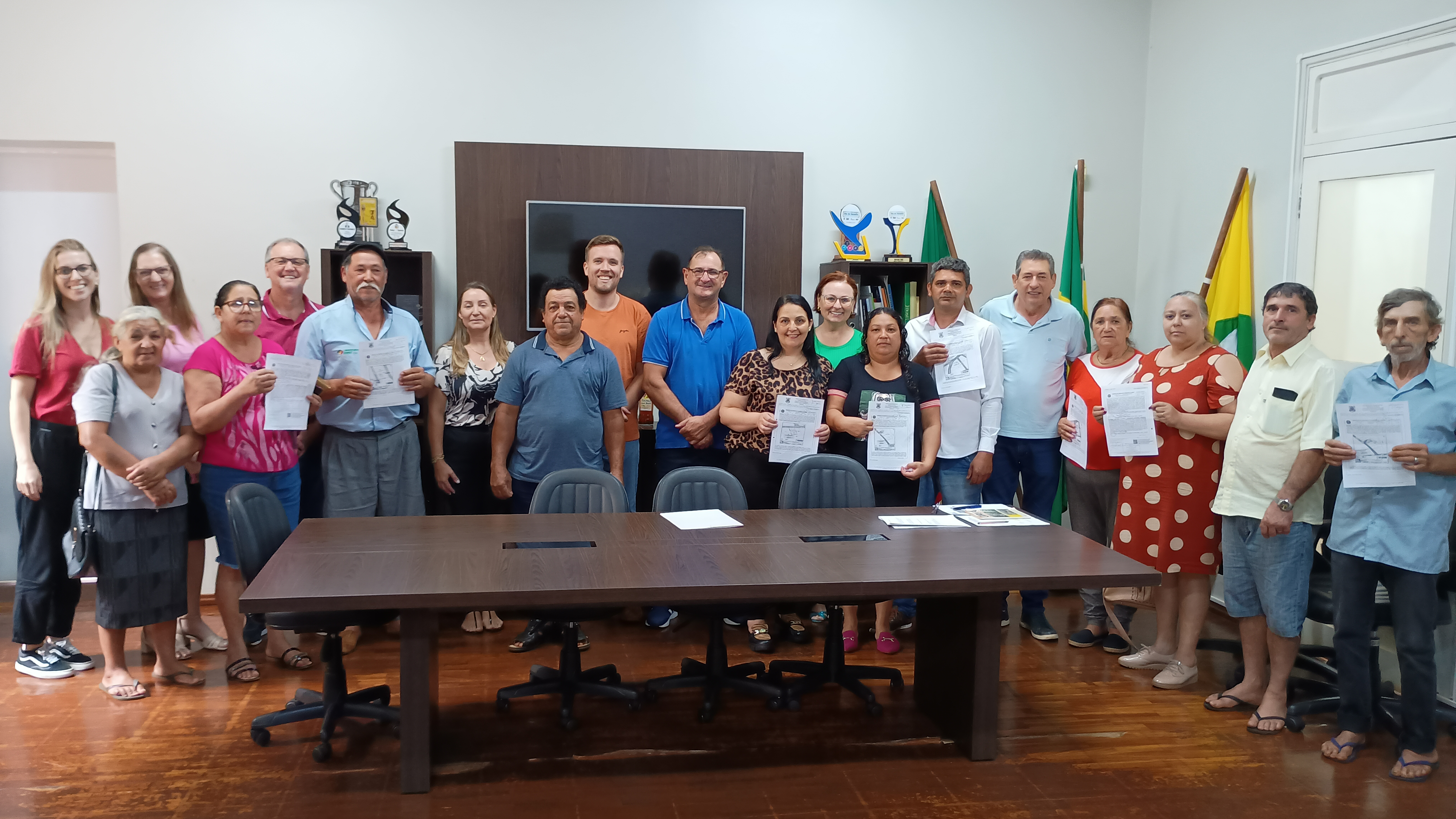 <p>Primeiros contemplados no Reurb recebem documentos da regulariza&ccedil;&atilde;o de seus lotes urbanos</p>