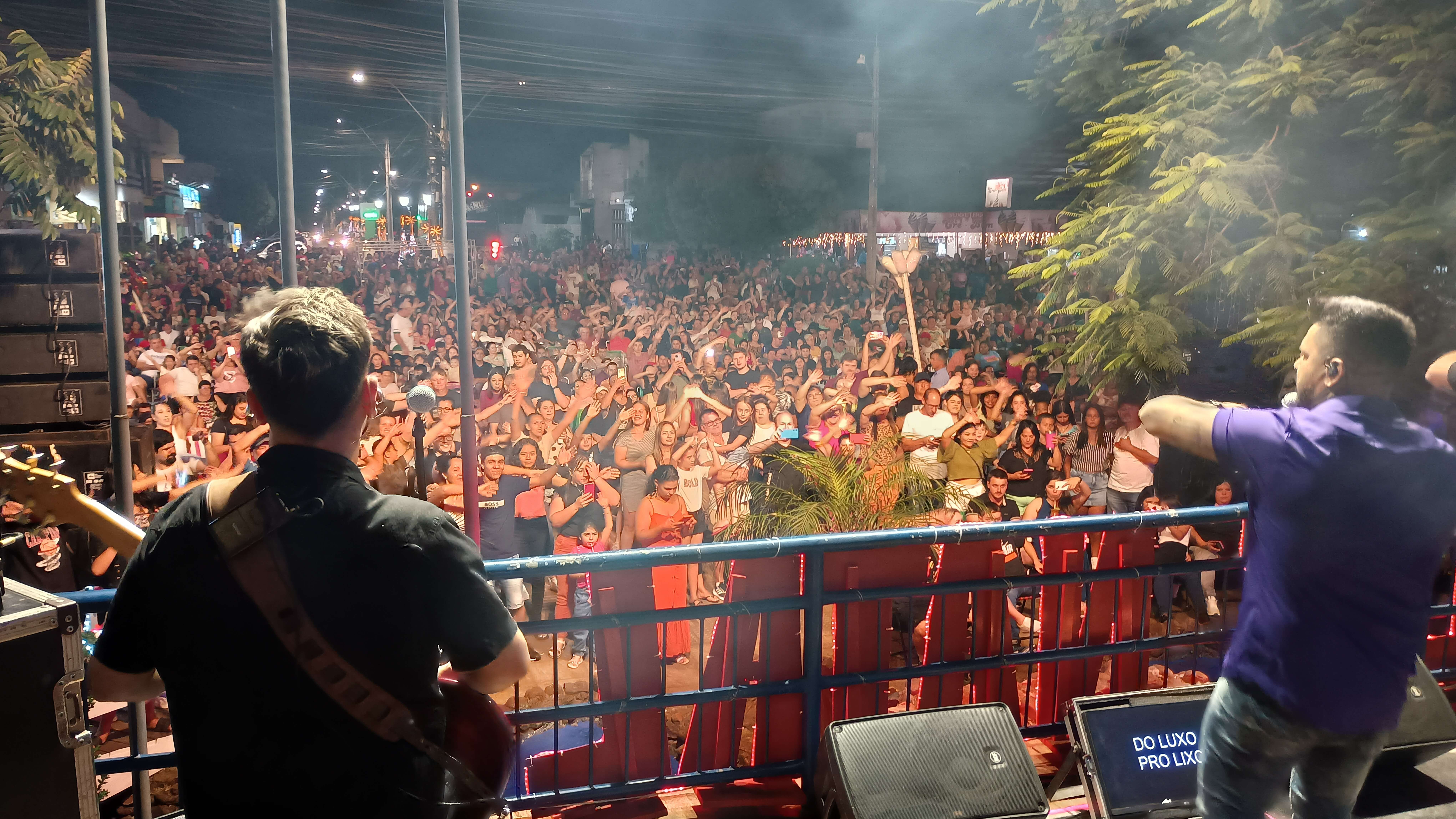 <p>Milhares de pessoas lotam a Pra&ccedil;a Al&aacute;dio Ferreira no encerramento da programa&ccedil;&atilde;o do Natal 2024</p>