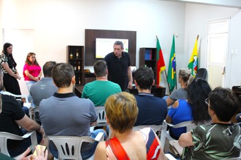 <p>Governo Municipal re&uacute;ne lideran&ccedil;as e representantes de entidades para elencar eventos comemorativos ao setenten&aacute;rio de Giru&aacute;</p>