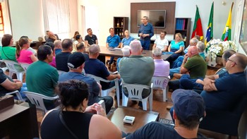 <p>Executivo Municipal recebe a comunidade do Distrito Mato Grande para deliberar sobre obras de cal&ccedil;amento na principal via de acesso &agrave; sede do munic&iacute;pio</p>