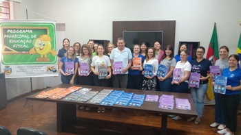 <p><strong>Programa de Educa&ccedil;&atilde;o Fiscal 2025 &eacute; lan&ccedil;ado na presen&ccedil;a de diretores de escolas</strong></p>