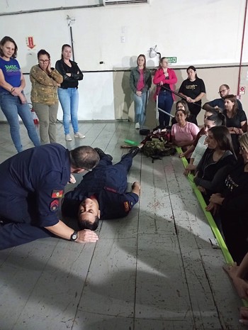 <p>Profissionais de Educa&ccedil;&atilde;o das 16 escolas municipais participam de capacita&ccedil;&atilde;o em primeiros socorros</p>