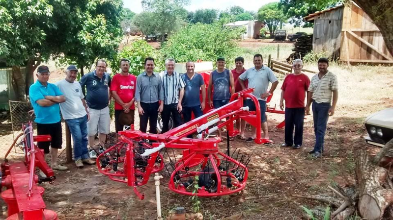 ASSOCIAÇÃO DO DISTRITO SEDE RECEBEU ENFARDADEIRA