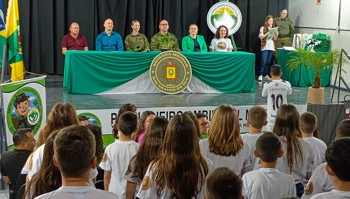 <p>78 jovens concluem forma&ccedil;&atilde;o de Patrulheiros Ambientais Mirins em solenidade no Centro Cultural</p>