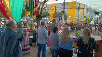 <p>Chegada da Chama Crioula marca abertura oficial da Semana Farroupilha</p>