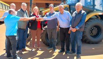 <p>Nova retroescavadeira refor&ccedil;a frota da Agricultura e Meio Ambiente</p>