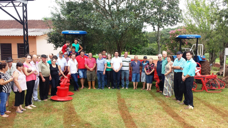 AGRICULTORES DO DISTRITO MACIEL RECEBEM ENFARDADEIRA