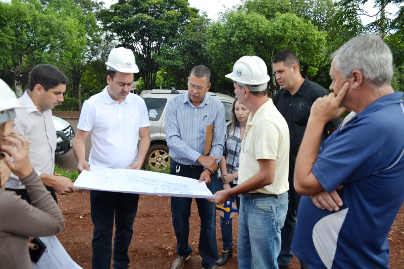 INICIAM AS OBRAS DA PRAÇA JUNTO AO GINÁSIO ELIAS SAFFI