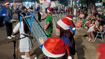 <p>Encerramento da Feira do Livro culminou com acendimento das luzes de Natal</p>