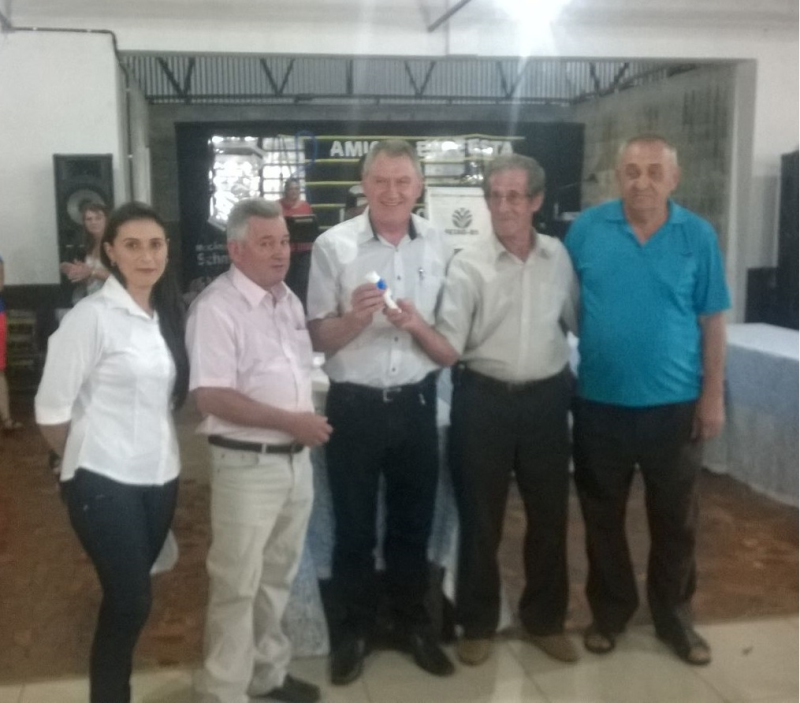 Secretaria Municipal de Saúde entrega protetores solares a agricultores