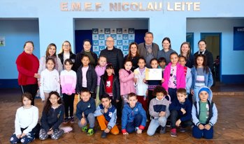 Governo Municipal entrega trof&eacute;u de m&eacute;rito &agrave; Emef Nicolau Leite