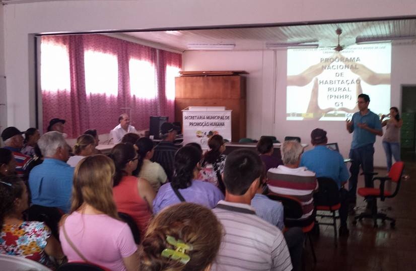 Grupo de beneficiados pelo PNHR realiza reunião