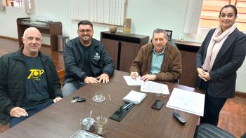 Executivo Municipal assina conv&ecirc;nio que fortalece projetos esportivos e a&ccedil;&otilde;es sociais desenvolvidas pelo Giru&aacute; Futsal