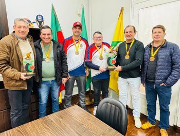 Prefeito recebe equipe de Bochas de Giru&aacute; ap&oacute;s destaque em campeonato regional